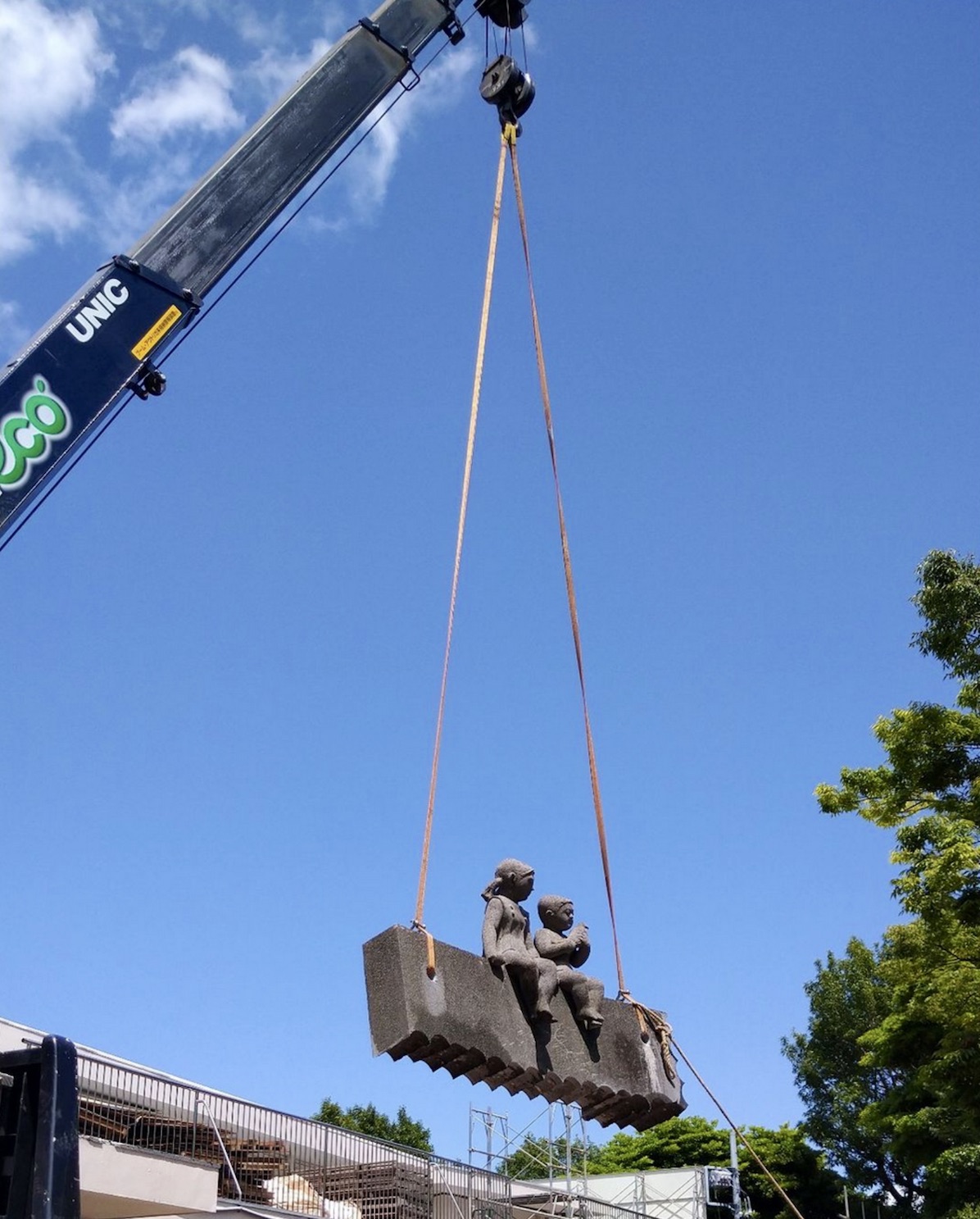 Demolition work is underway, and there is a statue integrated with the entry wall at the existing building, today we separated the statue. If you fish with a tow truck, you will see a huge aerial swing, over 500 kg. Demolition work to be finished soon.